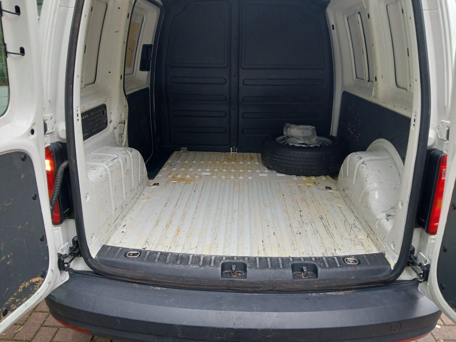 2019 Volkswagen Caddy - image 12