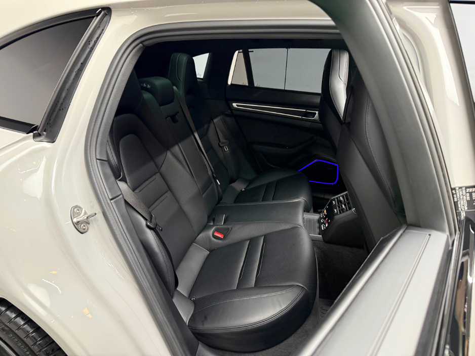 2023 Porsche Panamera - image 12