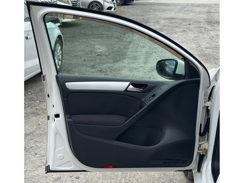 2012 Volkswagen Golf - image 8