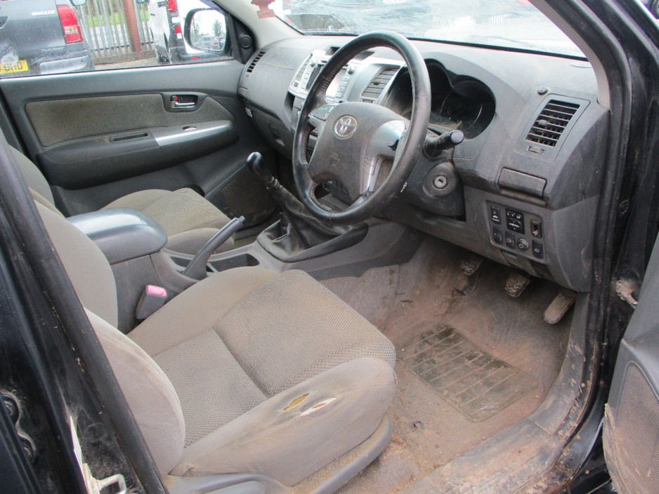 2013 Toyota Hilux - image 12