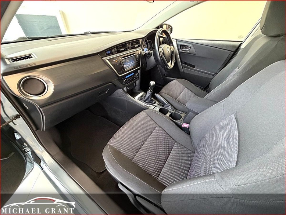 2014 Toyota Auris - image 16
