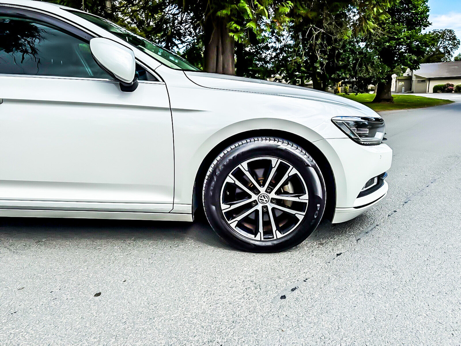 2016 Volkswagen Passat - image 5