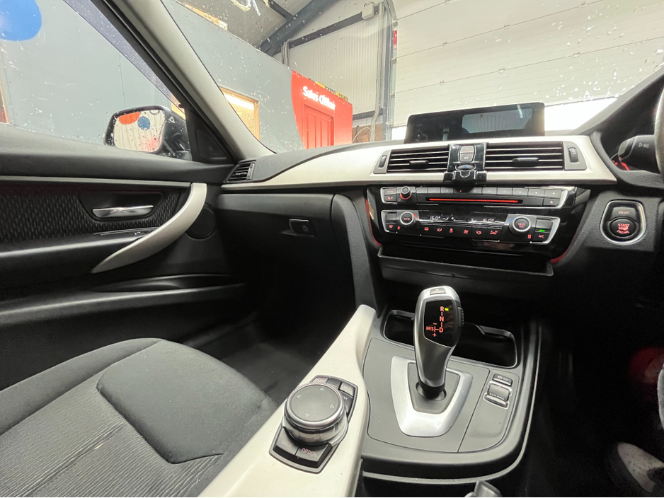 2016 BMW 3 Series - image 17