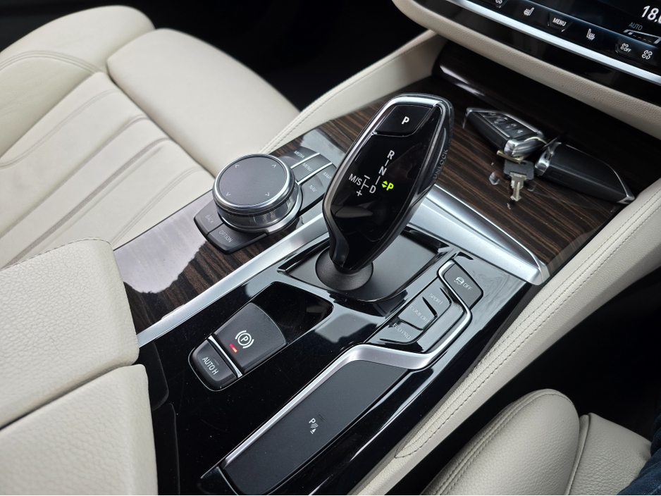 2017 BMW 5 Series - image 28