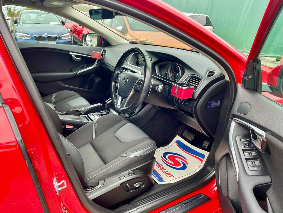 2017 Volvo V40 - image 11