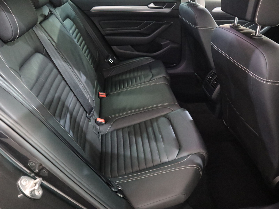 2021 Volkswagen Passat - image 25