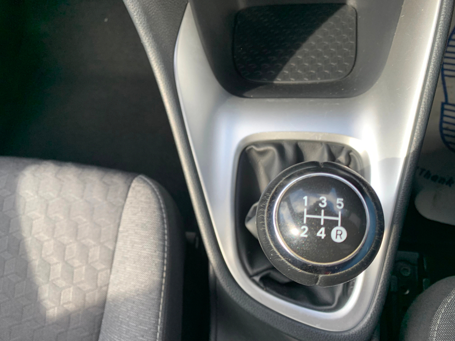 2023 Toyota Yaris - image 22