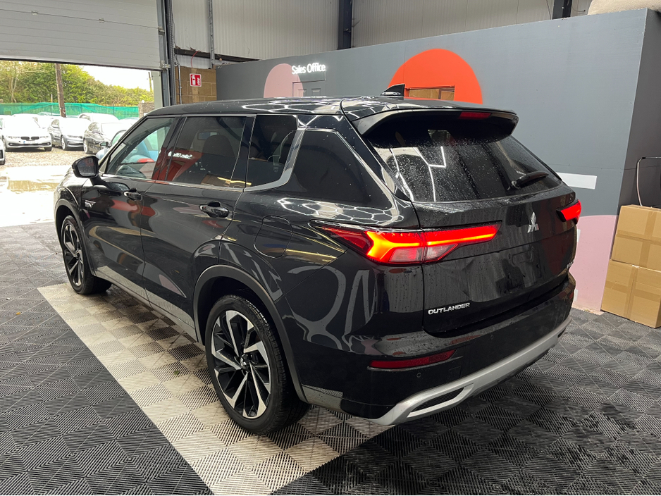 2024 Mitsubishi Outlander - image 3