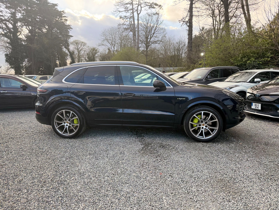 2022 Porsche Cayenne - image 2