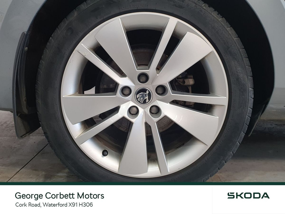 2020 Skoda Superb - image 9