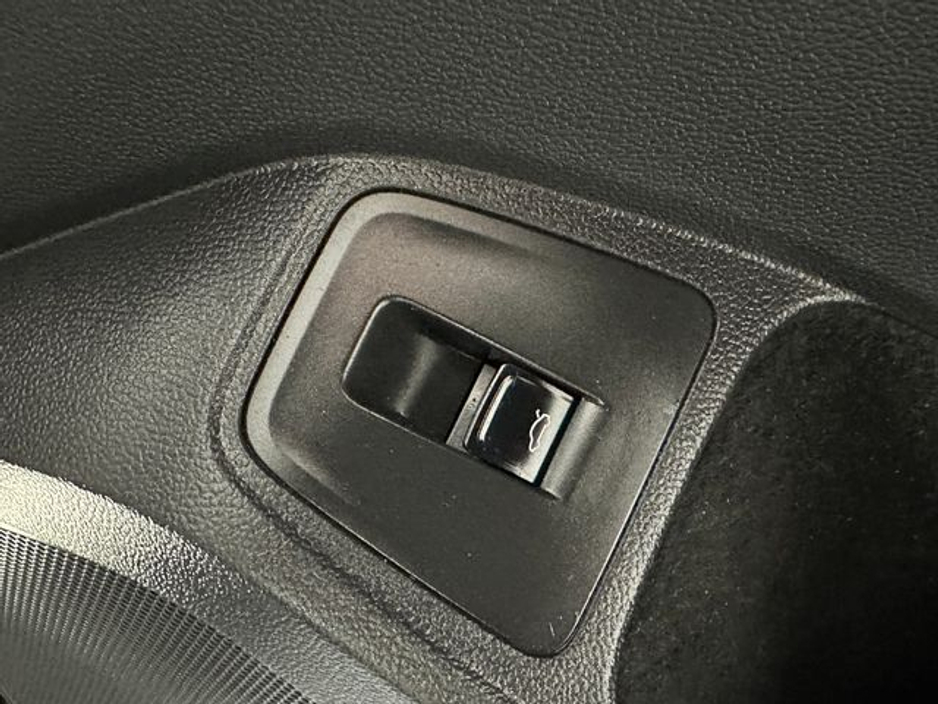 2020 Volkswagen Tiguan - image 24