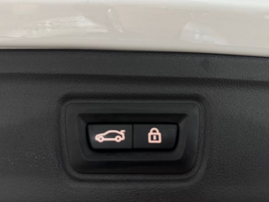 2021 BMW 3 Series - image 19