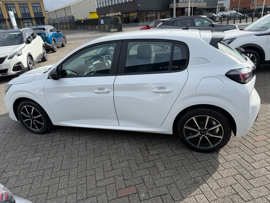 2022 Peugeot 208 - image 8