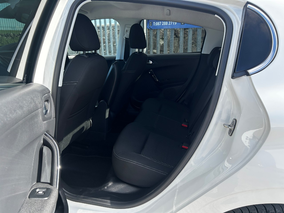 2018 Peugeot 208 - image 11