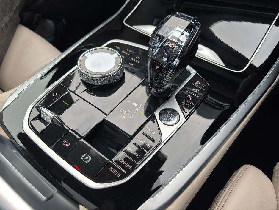 2021 BMW X7 - image 29