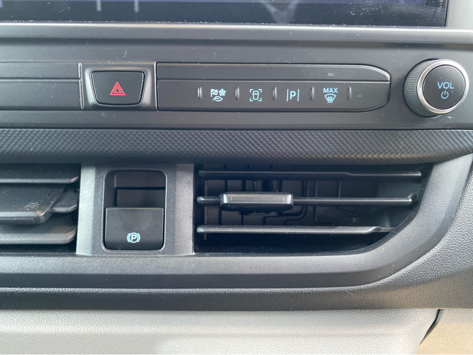 2025 Ford Transit Custom - image 14