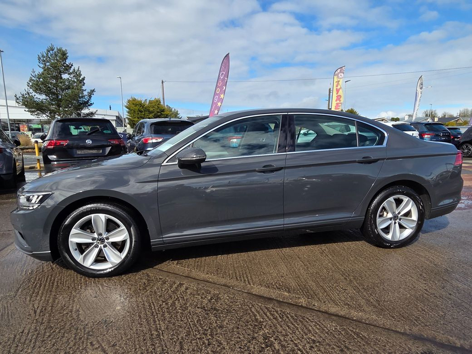 2020 Volkswagen Passat - image 5