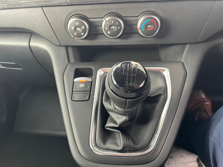 2025 Renault Kangoo - image 13