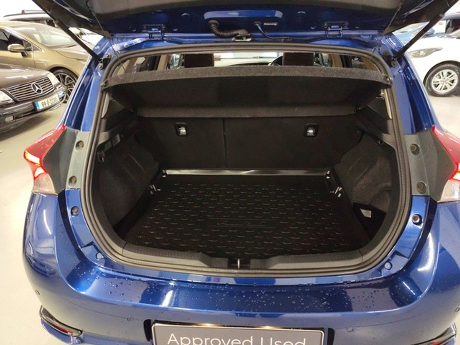 2016 Toyota Auris - image 10