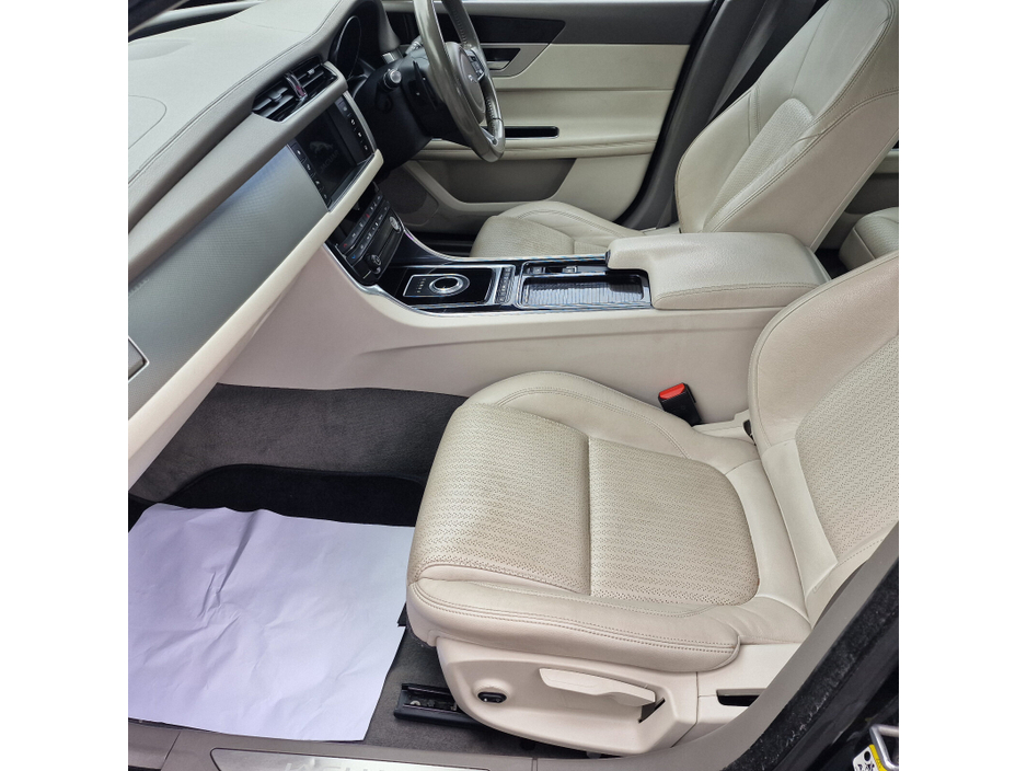 2016 Jaguar XF - image 10