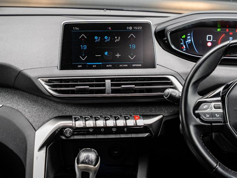 2020 Peugeot 5008 - image 8