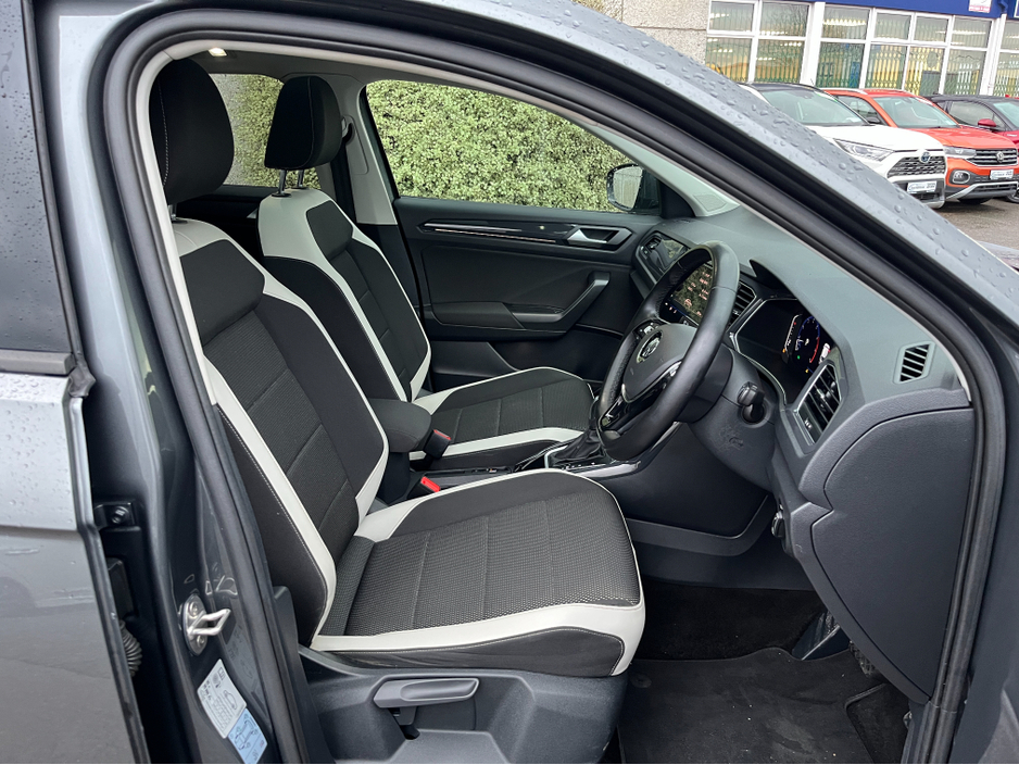 2020 Volkswagen T-Roc SPORT AUTOMATIC 1.5 PETROL //HIGH SPEC//PANORAMIC GLASS ROOF//SAT NAV//KEYLESS ENTRY//