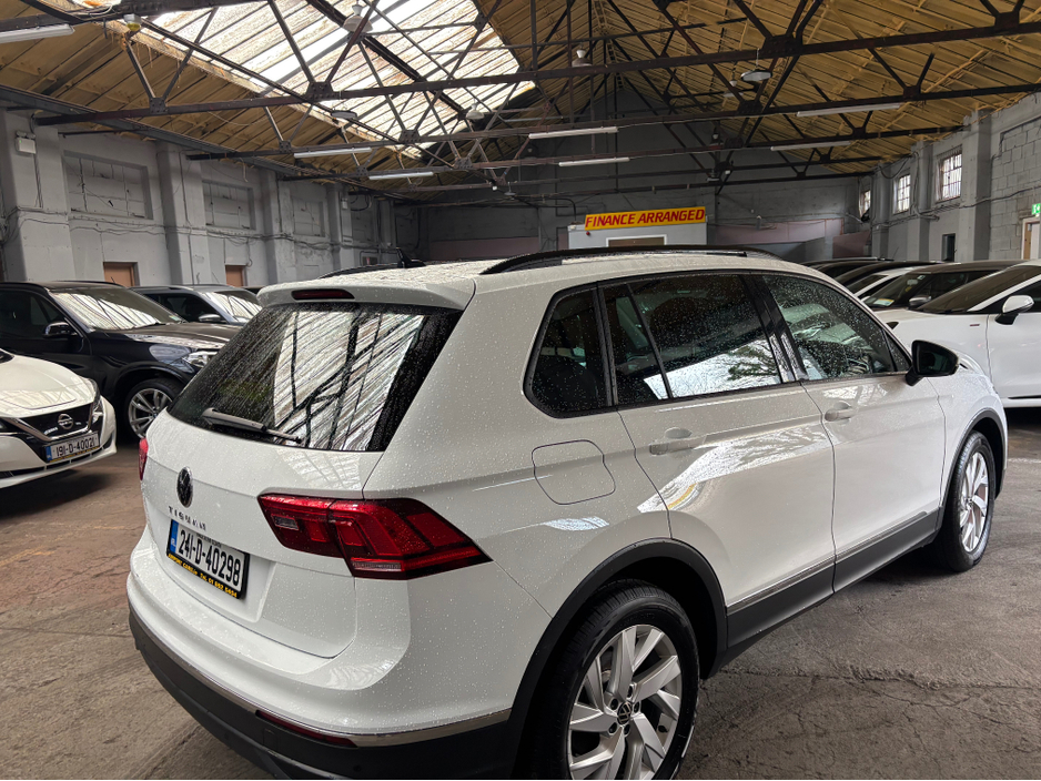 2024 Volkswagen Tiguan - image 4