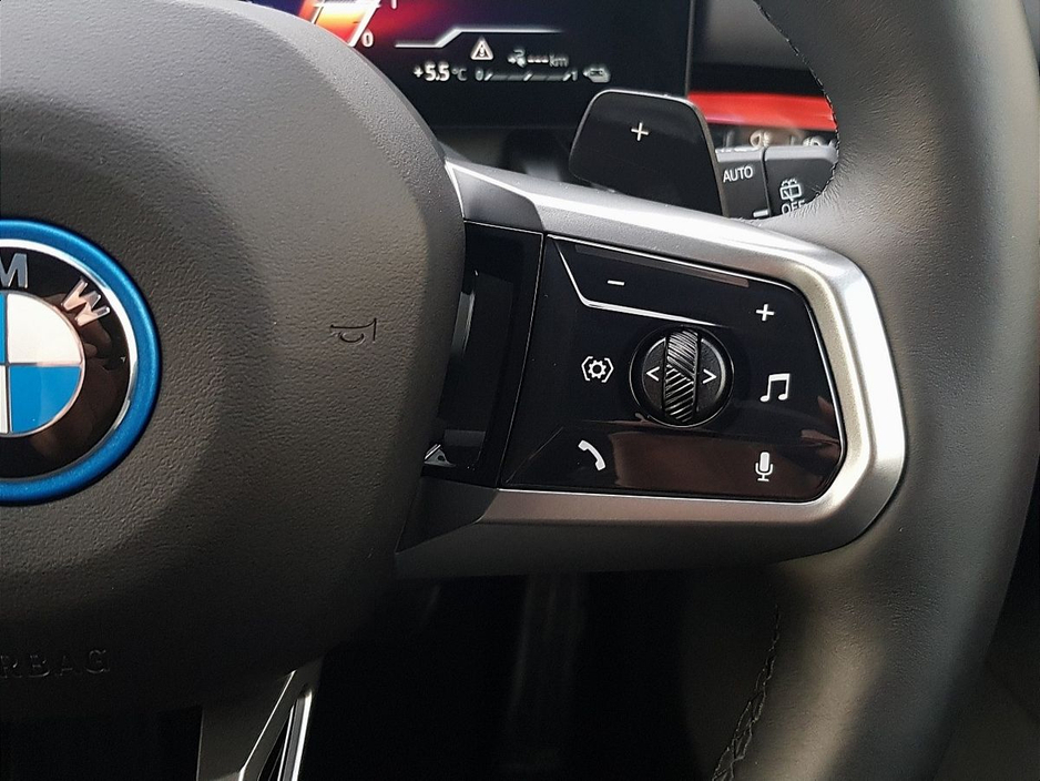 2025 BMW 5 Series - image 16