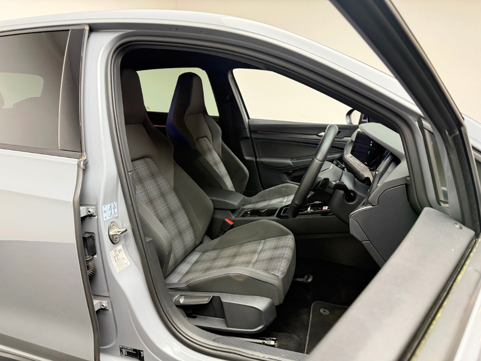 2023 Volkswagen Golf - image 11