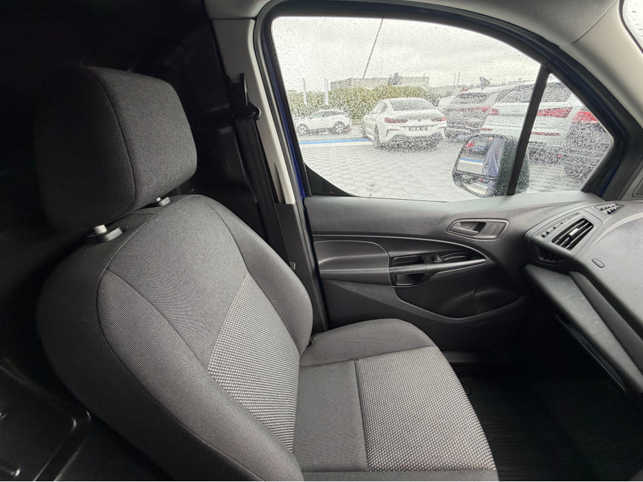 2017 Ford Transit Connect - image 23