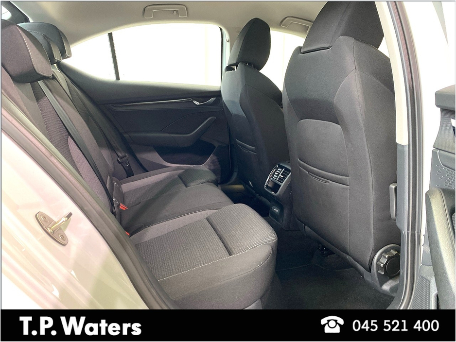 2023 Skoda Octavia - image 8