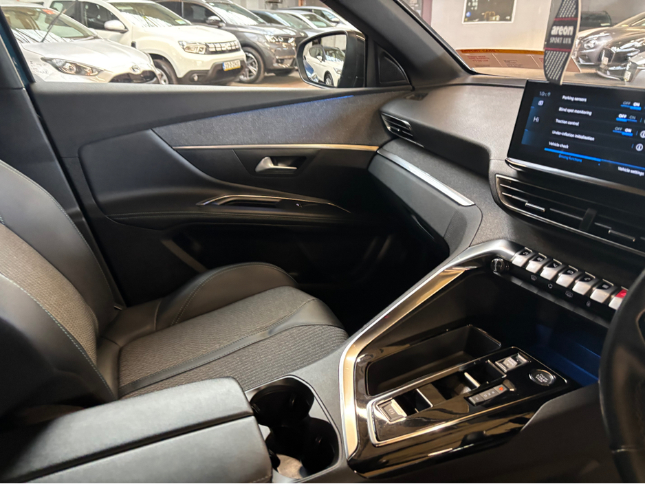 2023 Peugeot 5008 - image 10