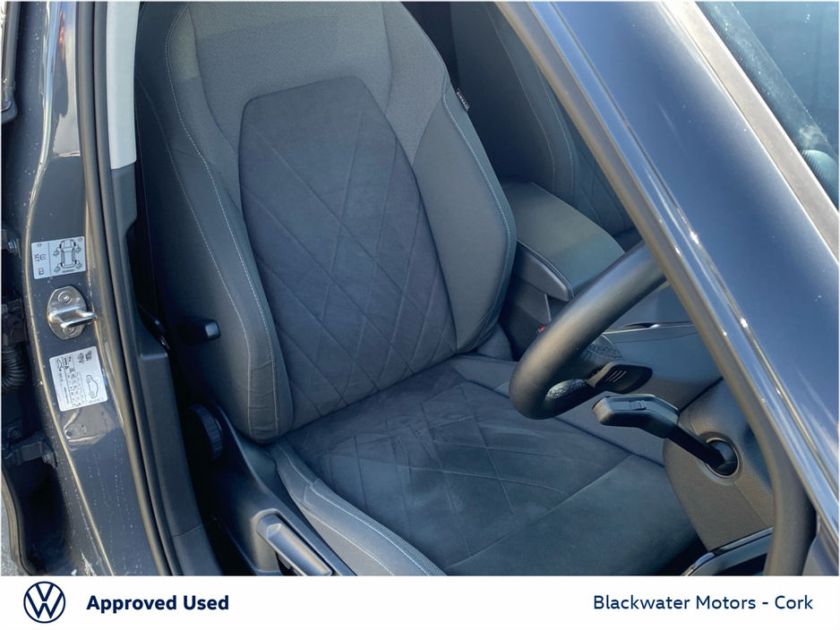 2023 Volkswagen Golf - image 8