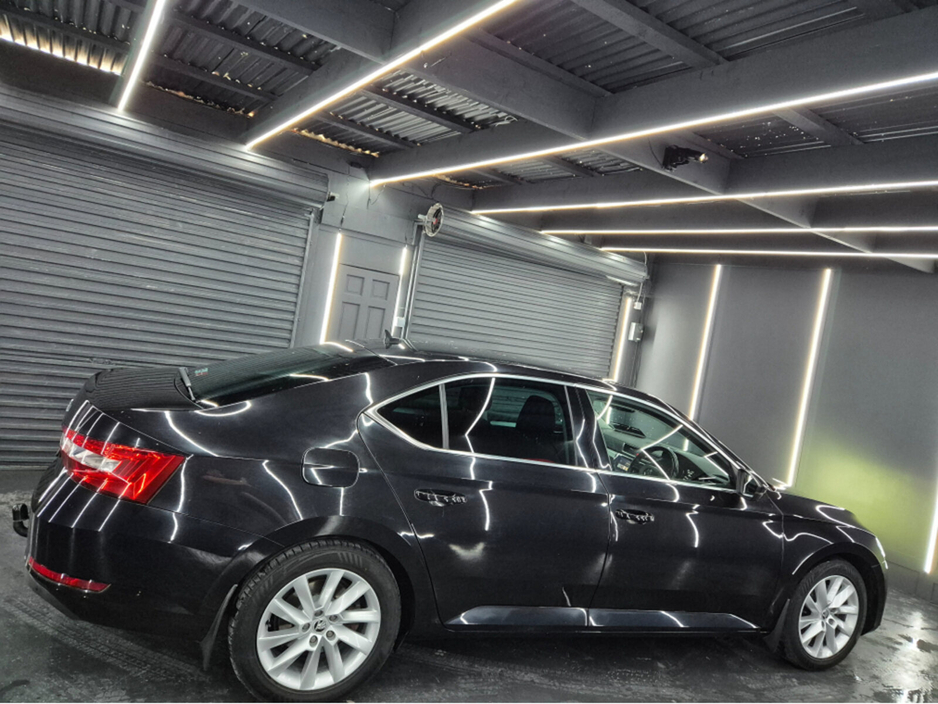 2020 Skoda Superb - image 2