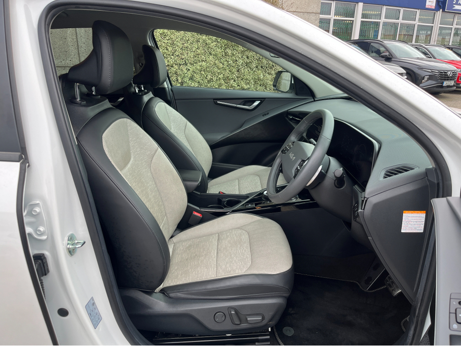 2023 Kia Niro - image 11