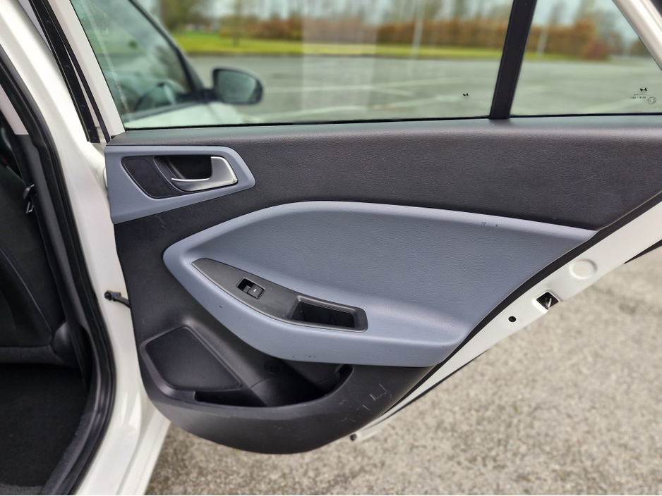 2015 Hyundai i20 - image 15