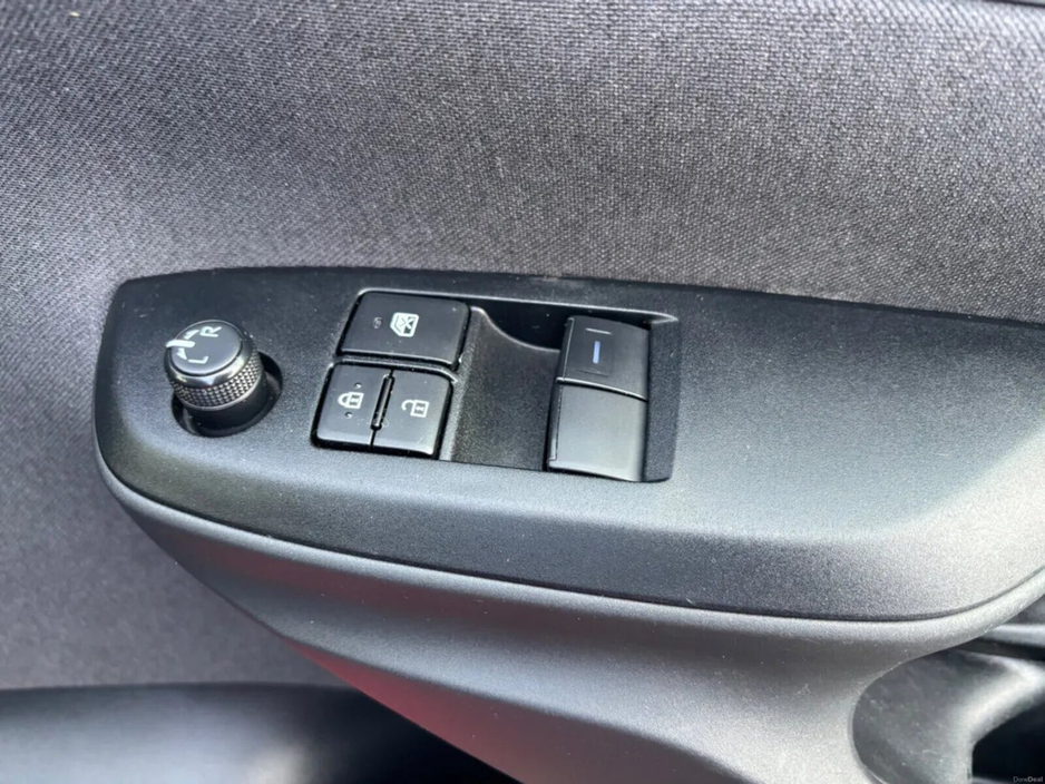 2023 Toyota Yaris - image 21