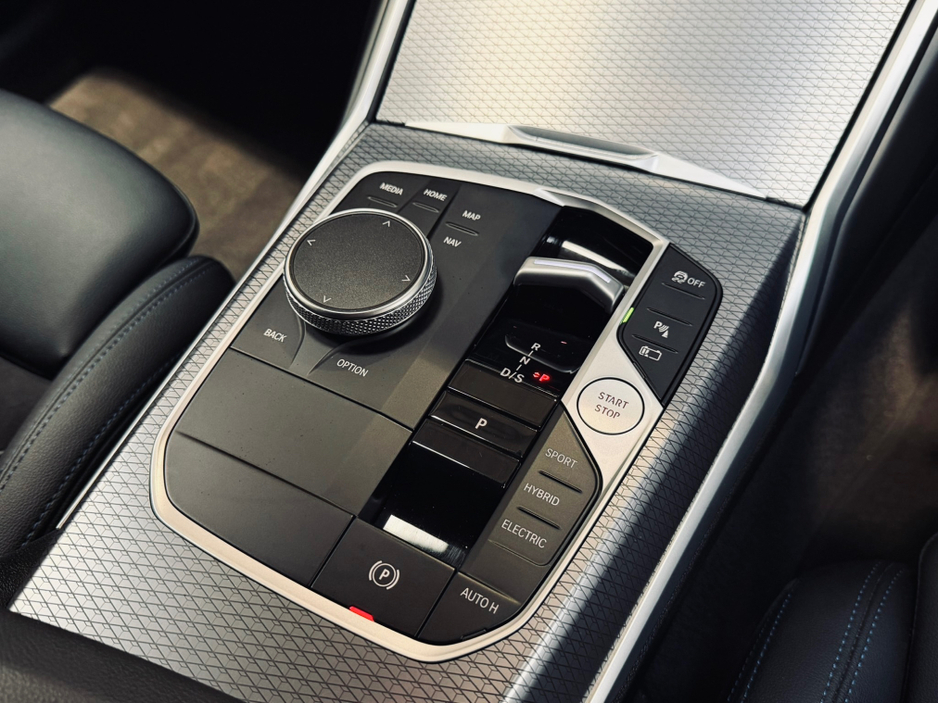 2023 BMW 3 Series - image 21