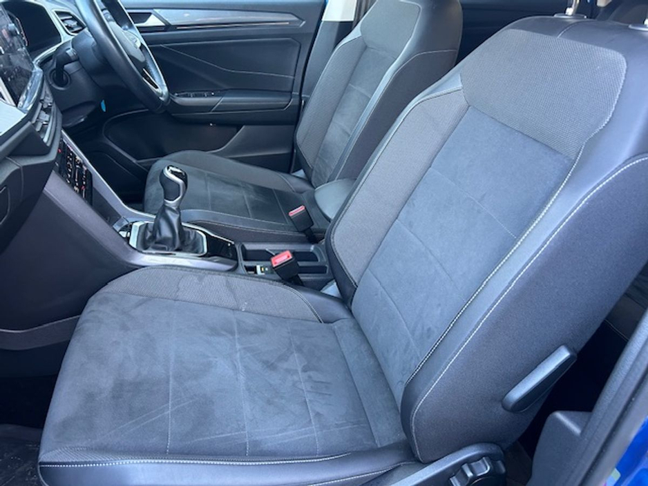 2023 Volkswagen T-Roc - image 5