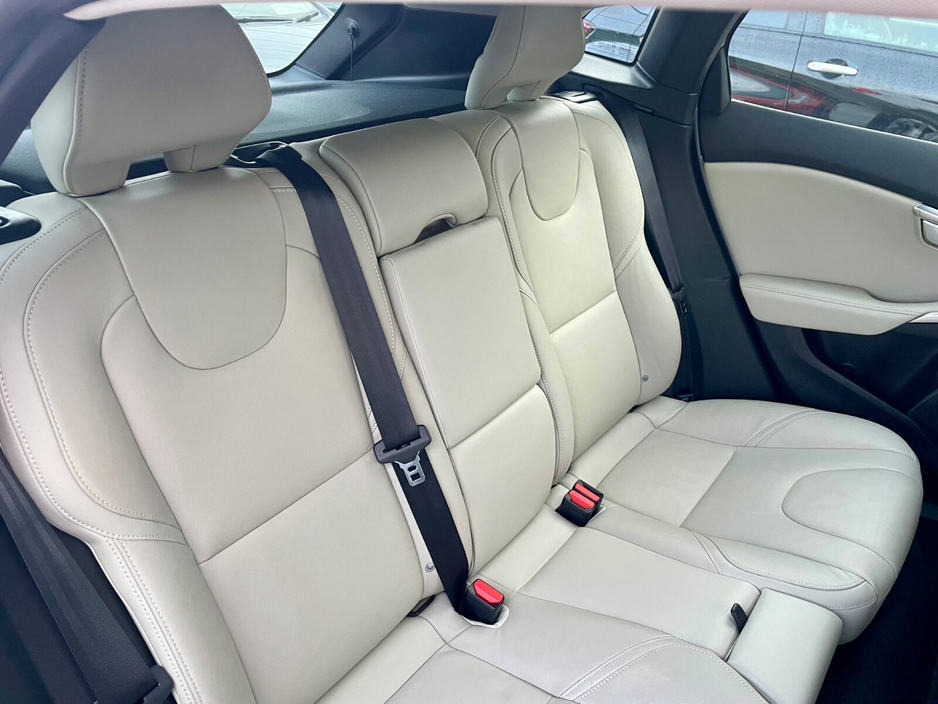 2017 Volvo V40 - image 18