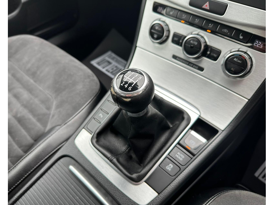 2012 Volkswagen Passat - image 26