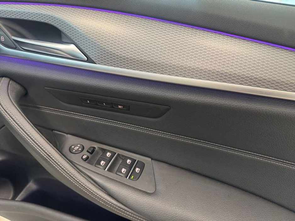 2020 BMW 5 Series - image 12