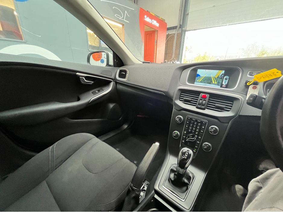 2016 Volvo V40 - image 14