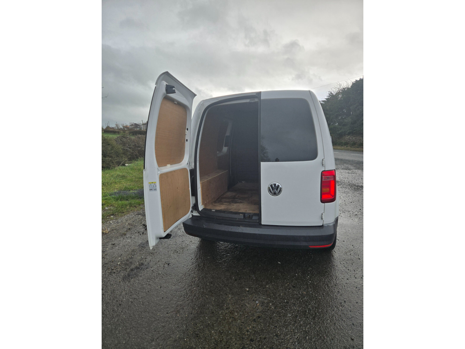 2018 Volkswagen Caddy - image 5