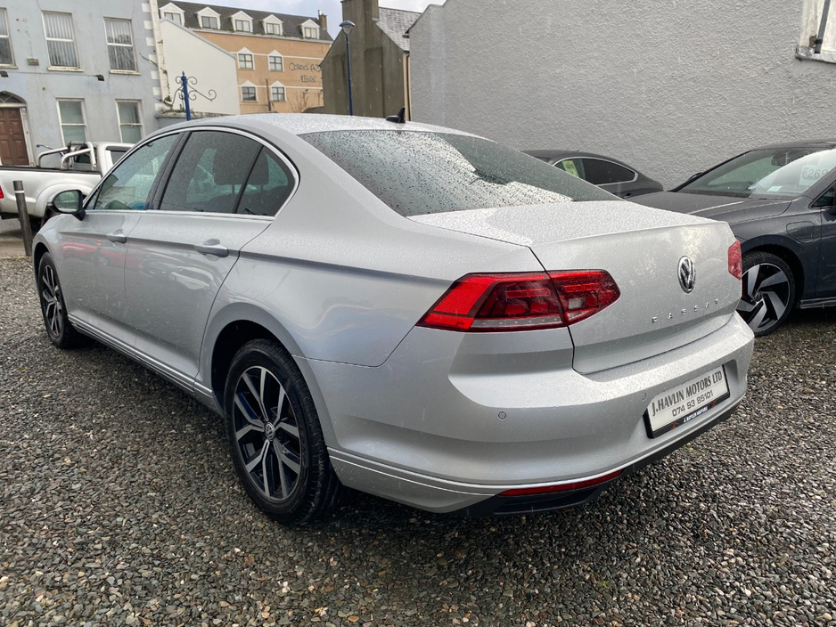 2020 Volkswagen Passat - image 18