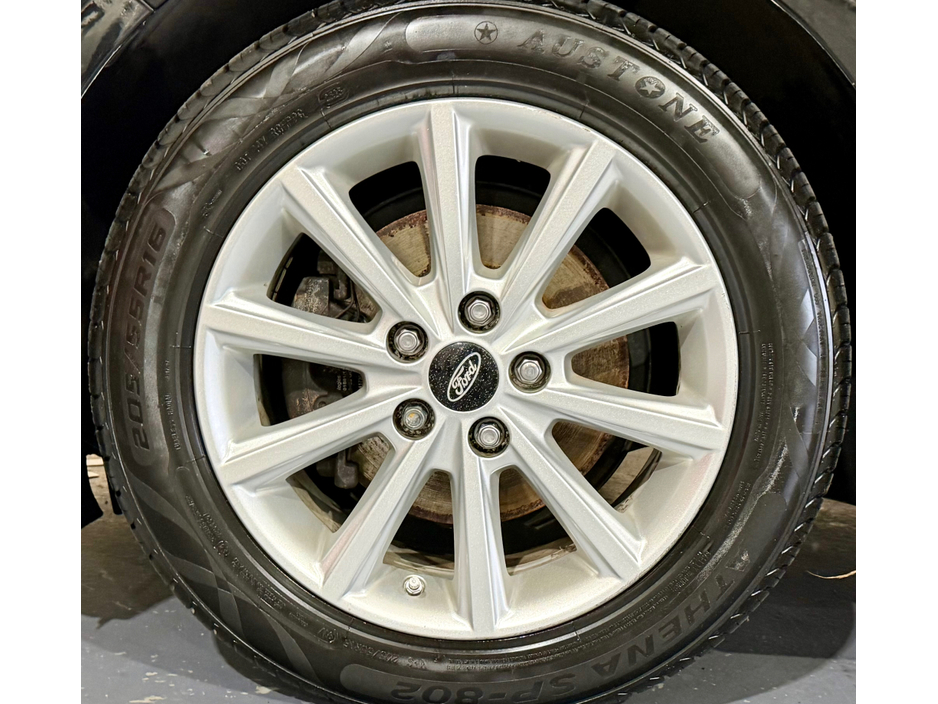 2016 Ford Focus - image 20