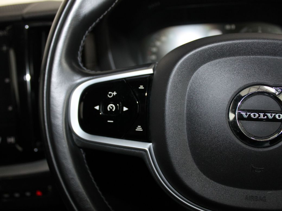 2019 Volvo XC60 - image 23