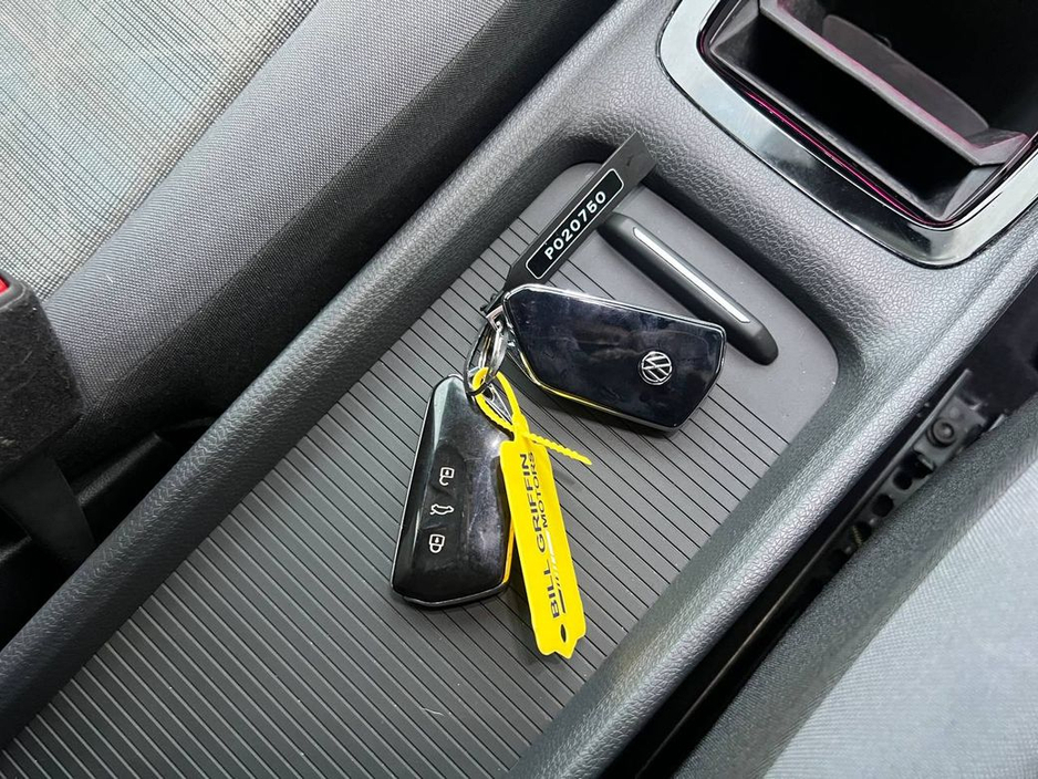 2023 Volkswagen ID.3 LIFE 58KWH // APPLE CARPLAY/ANDROID AUTO // PARKING SENSORS // DUAL ZONE CLIMATE CONTROL €20,950