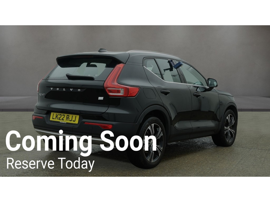 2022 Volvo XC40 - image 2