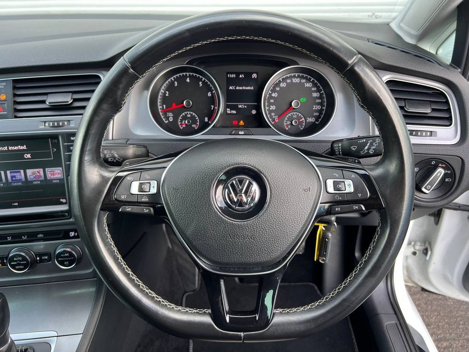 2015 Volkswagen Golf - image 4